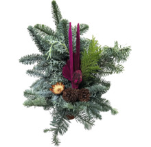 Juldekoration med gran- och barrkvistar, ljus och kottar för bordsdekoration.