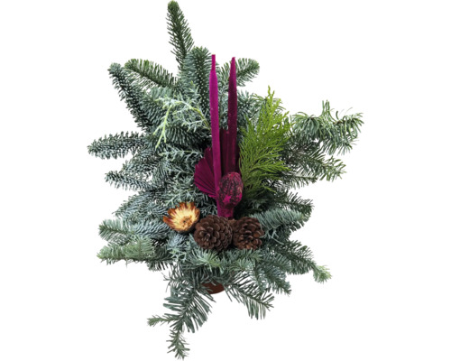 Juldekoration med gran- och barrkvistar, ljus och kottar för bordsdekoration.