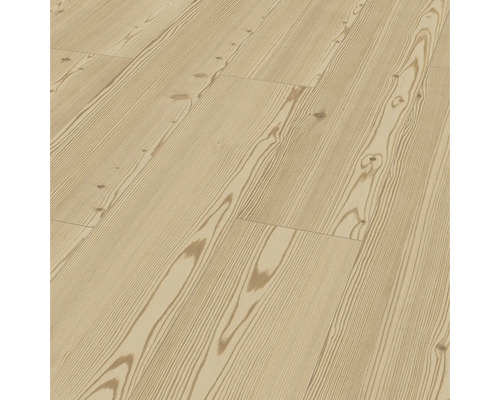 Laminatgolv med naturlig tallträdekor i plankdesign med taktil träådring