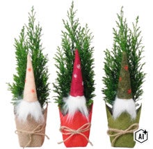 Tre små barrträd i jutekrukor med dekorativa tomtefigurer som julbordsdekoration (Image AI modified or generated)