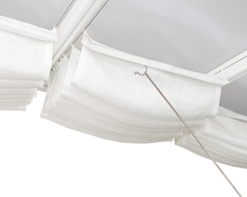 Vit plisségardin med manöverstång och skena för takmontering.