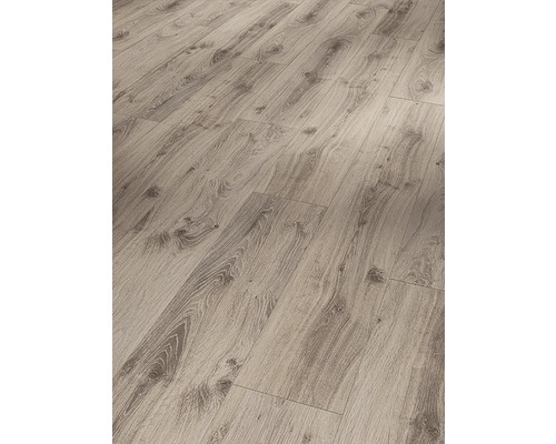 Närbild av laminatgolv med trästruktur