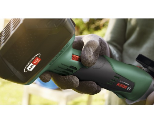 Bosch AdvancedShear 18 batteridriven grässax i handen med handskar