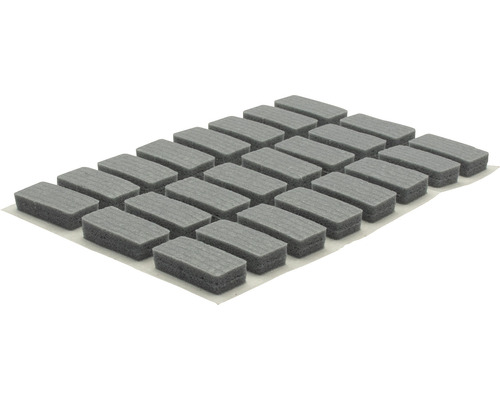 Grå möbeltassar av filt på ett ark