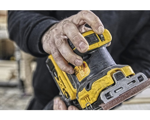 Man använder en DeWalt planslipmaskin