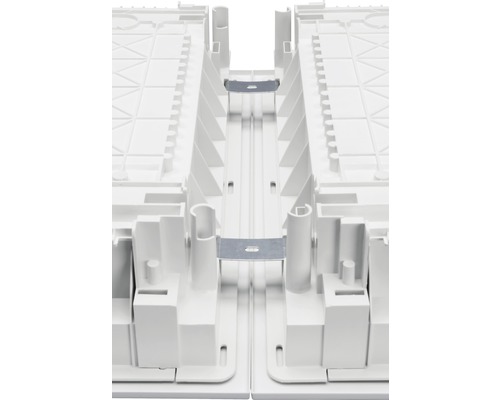 Detaljvy av en vit förvaringslåda i plast med metalldetaljer.