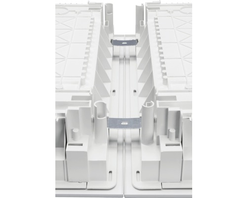 Detaljvy av en vit plastlåda med metallanslutningsdetaljer