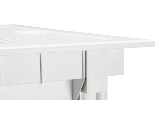 Detaljvy av en vit rullvagn i plast