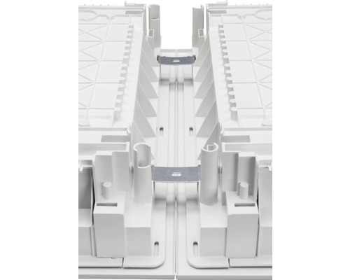 Detaljvy av en förvaringslåda i plast med metallförstärkning