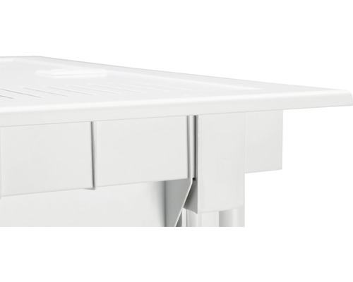 Detaljvy av en vit plastförvaringshylla