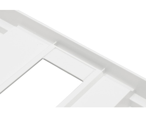 Detaljvy av en vit plaststruktur med urtag