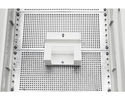 Detaljvy av ett nätverksskåp med kabelhantering