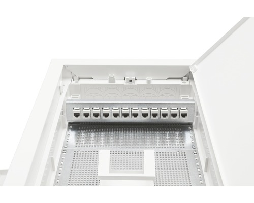 Invändig vy av en vit multimediafördelare med anslutningar