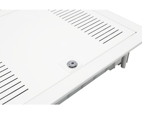 Detaljbild av inspektionsschakt med ventilationsöppningar och lås