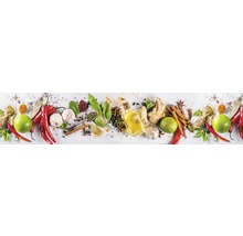 Arrangemang av olika kryddor och ingredienser som chili, vitlök, lime och olja.