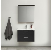 Modernt badrum med tvättställ, spegel och handdukshängare