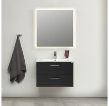 Badrum med tvättställsskåp, tvättställ, spegel med belysning och handdukshållare