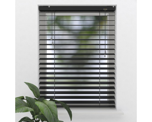 Fönster med stängd svart rullgardin