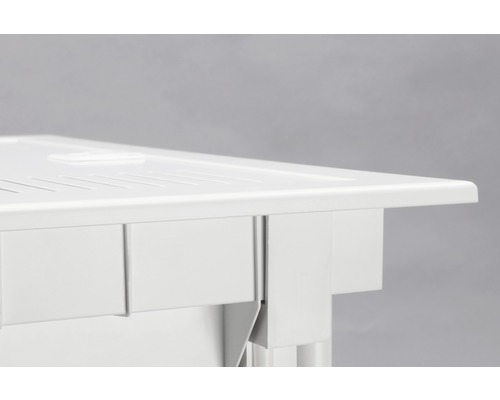 Detaljvy av en vit badrumsmöbel