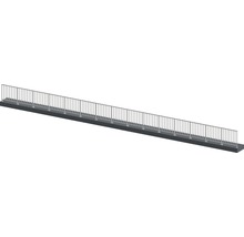 Balkongräcke av metall på betongbas