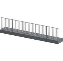 Metallräcke på betongfundament