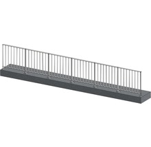 Metallräcke på betongfot