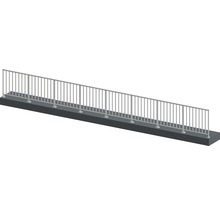Metallräcke på betongfundament