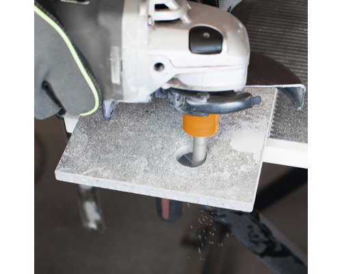 Kakelborr som används med en vinkelslip för att borra ett hål i en kakelplatta