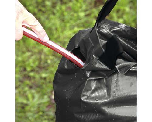 Svart vattensäck med trädgårdsslang