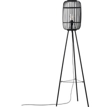 Svart golvlampa med lampskärm av bambulister och stativfot.