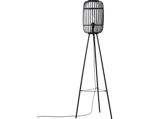 Svart golvlampa med lampskärm av bambulister och stativfot.