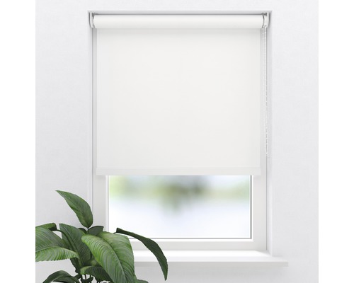 Fönster med neddragen rullgardin