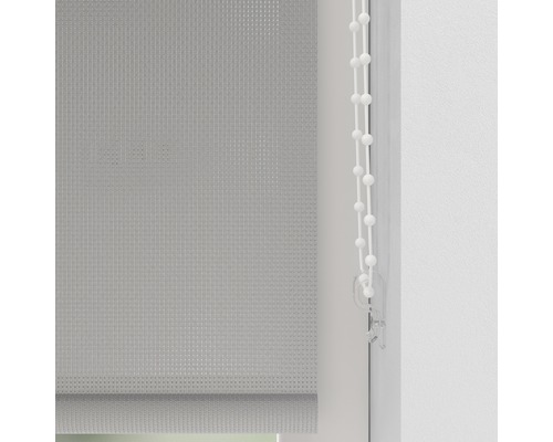 Grå rullgardin på fönster med manöverkedja