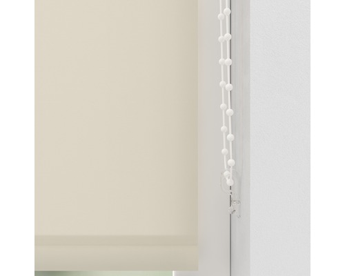Beige jalusi med manöverkedja i fönstret