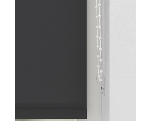 Närbild av en grå rullgardin med manöverkedja