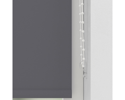 Grå rullgardin med kedjedrag på fönstret