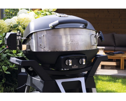 Napoleon gasolgrill med detaljer i rostfritt stål på en gräsmatta