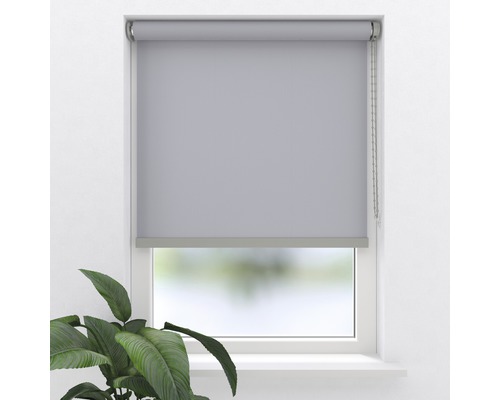 Fönster med grå rullgardin