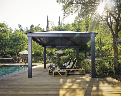 Trädgårdsscen med paviljong, solstolar och pool på en träaltan