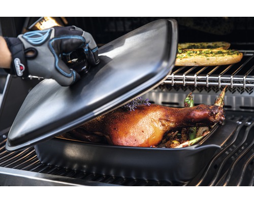 Grillat lamm i en form med grönsaker och örter, med grillat bröd i bakgrunden