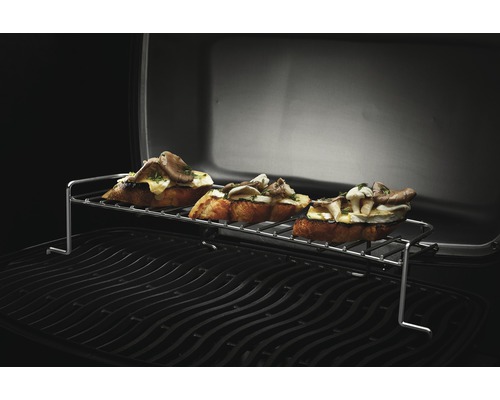 Tre bruschetta med svamp på ett värmeställ i grillen