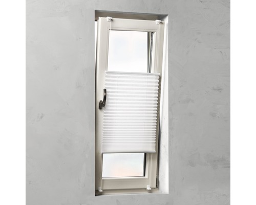 Fönster med halvöppen plisségardin för fönsterdekoration och solskydd