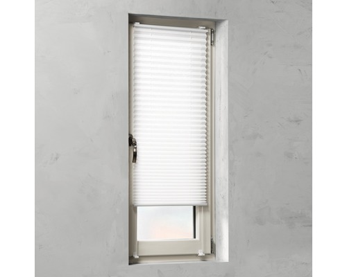 Vit plisségardin på fönstret för ljusreglering och insynsskydd