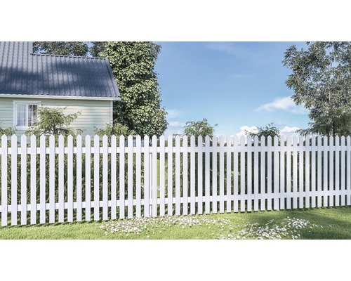 Vitt staket framför ett hus och träd