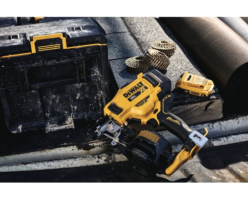 DeWalt logotyp. Bilden visar en verktygslåda, en batteridriven spikpistol, trådbundna spikar och takpapp.