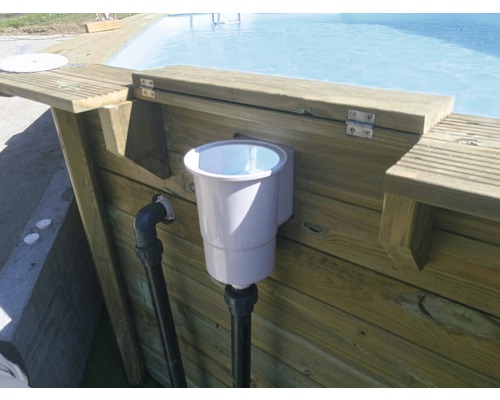 Poolsektion med skimmer och träbeklädnad