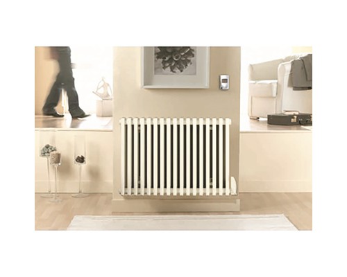 Interiör med radiator framför en vägg