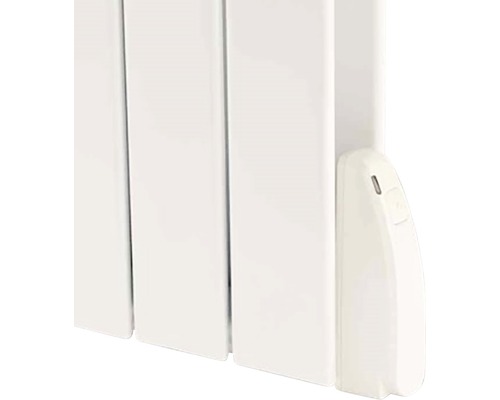 Detaljvy av en vit radiator med termostat