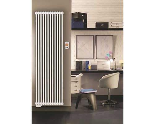 Rumsöversikt med radiator, skrivbord och stol