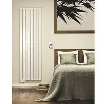 Modernt sovrum med radiator, säng och dekoration